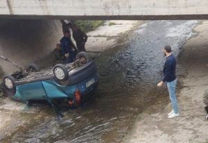 Automobilom završili u koritu rijeke: Dvije osobe povrijeđene u udesu