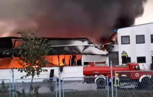 Ima povrijeđenih: Požar u fabrici tekstila stavljen pod kontrolu VIDEO