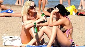 Više nećete moći sjesti i popiti pivo: Grad u Hrvatskoj želi zabraniti toples i alkohol na plažama