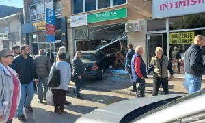Nesvakidašnja saobraćajka u BiH! “Mercedesom” uletio u apoteku FOTO/VIDEO