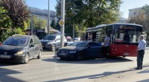 Vozači oprez zbog gužve: Sudar audija i autobusa u Banjaluci