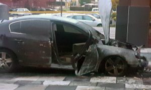 Policija obezbjeđuje lice mjesta: Izgorio automobil u centru Pala