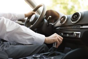 Pet najčešćih grešaka koje prave vozači kada mijenjaju brzine