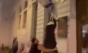 Incident motivisan mržnjom! Haos u centru Beču – kidanje zastave Izraela pa tuča VIDEO