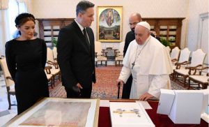 Službena posjeta Svetoj Stolici! Evo šta je Denis Bećirović poklonio papi Franji