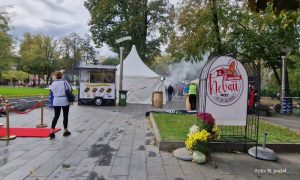 Jesu skuplji, ali ko bi im odolio? Evo kako prolaze ćevapi na banjalučkom festu FOTO/VIDEO