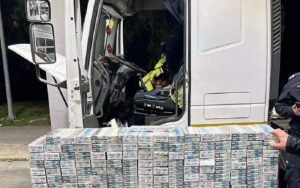 Carinici kontrolisali kamion: Na graničnom prelazu spriječeno krijumčarenje oko 80.000 cigareta
