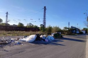 Razbacana gomila smeća pored puta: Deponije ugrožavaju banjalučko naselje