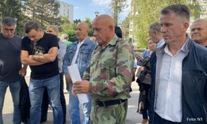 Dončić uoči štrajka pred skupštinu došao u uniformi: “Svakom borcu 7 KM mjesečno za učešće u ratu”