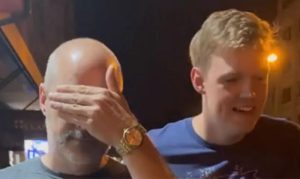 Radije bi jeo u Meku: Amerikanac došao kod sina na Balkan – zgadio se na ćevape VIDEO