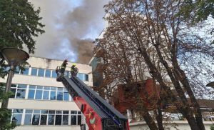 Radnike Elektrokrajine iznenadio požar! Gorio cijeli krov, a s plafona je kuljao plamen FOTO/VIDEO