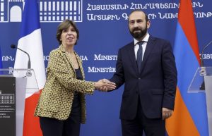 Kolona u Jerevanu: Pariz pristaje isporučiti vojnu opremu Jermeniji