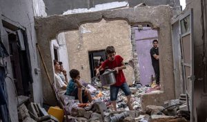 Uzeli osnovno za preživljavanje: Hiljade ljudi upalo u skladišta u pojasu Gaze zbog namirnica