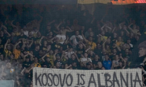 Neprijatno iznenađenje u Srbiji! Grčki navijači izbacili transparent: “Kosovo je Albanija”