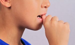 Koristite moć odvraćanja pažnje: Evo kako pomoći djetetu da prestane grickati nokte