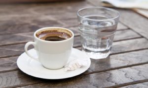 Buđenje i poziv za dalju akciju: Evo treba li jutarnju kafu pratiti i čaša vode