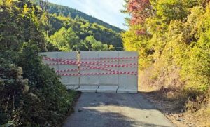 Nova akcija na Kosovu: Policija prokopala puteve i postavila velike betosnke barijere