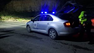 Vozač u Leposaviću odbio da se zaustavi i krenuo ka policajcima, pa oni zapucali