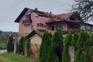 Reagovali vatrogasci: Olujni vjetar uništio krovove tridesetak kuća