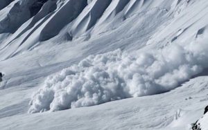 Dvoje alpinista poginulo u lavini, dvoje nestalo