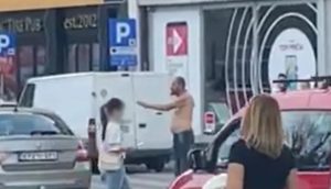 “Lažni policajac“ ponovo izaziva haos u Banjaluci: Bez majice “reguliše saobraćaj“ VIDEO
