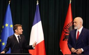 Makron u Tirani: Zatražio formiranje ZSO i pozvao Vučića da osudi događaje u Banjskoj