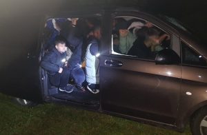U vozilu nije mogla igla da padne: Državljanin BiH krijumčario 22 stranca