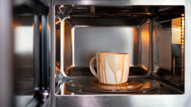 Kako očistiti mikrotalasnu bez ribanja?