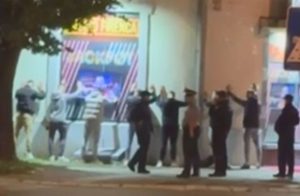 Nesvakidašnja scena u Banjaluci: Zašto je policija “pribila” grupu mladića uz zid lokala VIDEO