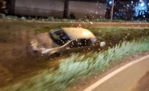 Nesreća kod Prijedorske petlje: Automobil sletio s puta i završio u kanalu
