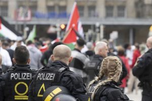 Protesti u Berlinu! U sukobu sa demonstrantima povrijeđeno 65 policajaca