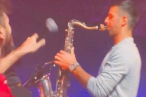 Novak Đoković se uživio u veselu atmosferu, pa se dohvatio saksofona i zasvirao u prepunoj beogradskoj Areni VIDEO