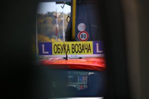 Vozilo bio preblizu šinama: Tramvaj udario u vozilo auto-škole VIDEO