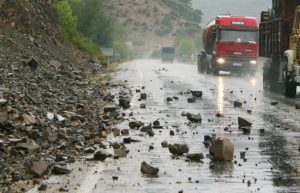 Vozači obratite pažnju! Kolovozi mjestimično mokri, učestali odroni