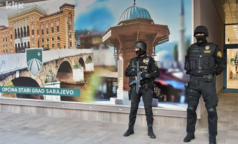 Istraga protiv bivšeg načelnika! U zgradi Opštine u BiH pronađena veća količina oružja