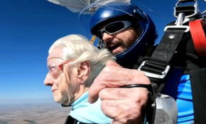 Hrabro skočila iz aviona: Preminula baka – najstariji padobranac (104)