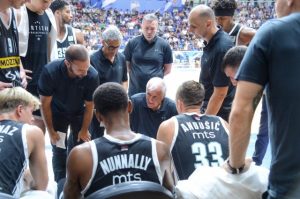 Partizan bacio Asvel na koljena