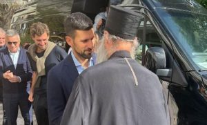 Mališani obučeni u bijelo tokom ceremonije! Patrijarh krstio Đokovićevu djecu na Ostrogu FOTO/VIDEO