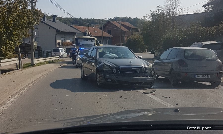 Nova nezgoda u Banjaluci: Automobil se zabio u prikolicu FOTO