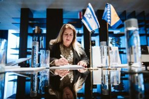 Ambasadorka Izraela u BiH reagovala na današnji istup Benjamine Karić: Stigao i odgovor gradonačelnice Sarajeva
