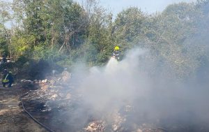 Mještani prijavljivali, nadležni ignorisali: Vatrogasci gase požar na divljoj deponiji u Banjaluci