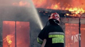 Uhapšen jer je zapalio svoju kuću pa sprečavao vatrogasce da gase požar