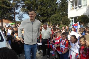 Simanić posjetio školu u Bratuncu: Đaci ga dočekali ovacijama