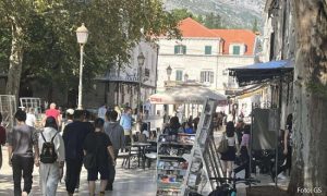 Zlatne boje jeseni: Oktobarsko sunce izmamilo građane i goste na ulice Trebinja