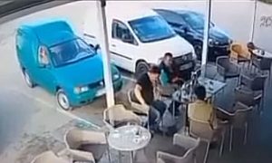 Vozilo se samo pokrenulo, pa udarilo u goste kafića VIDEO