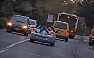 Bahata vožnja ostavile mnoge u šoku: Zakačio se za kabrioleta i visio VIDEO