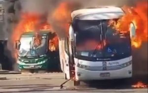 Kriminalci odlučili da se osvete: Policija im ubila šefa, oni zapalili 35 autobusa i voz VIDEO