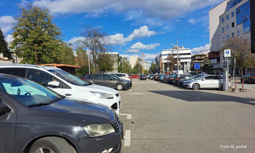 Žena čuvala parking mjesto: Drugi vozač je izgurao autom VIDEO