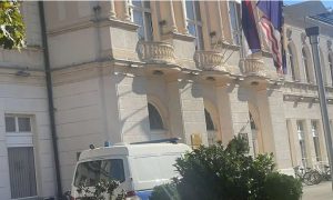 Dojava o bombi: Evakuisane zgrade sudova i Gradske uprave u Bijeljini VIDEO