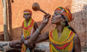 Neobično pleme “Bondo”: Muškarci se opijaju po cijeli dan, a žene se udaju za dječake